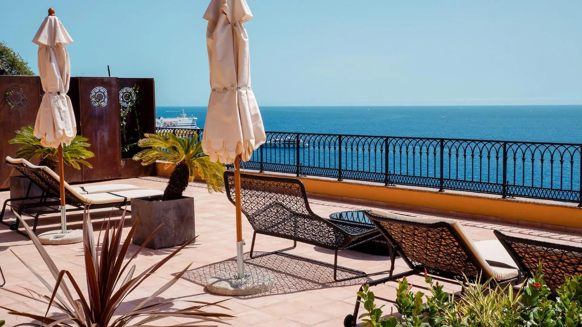 Hotel La Perouse Nice Baie Des Anges