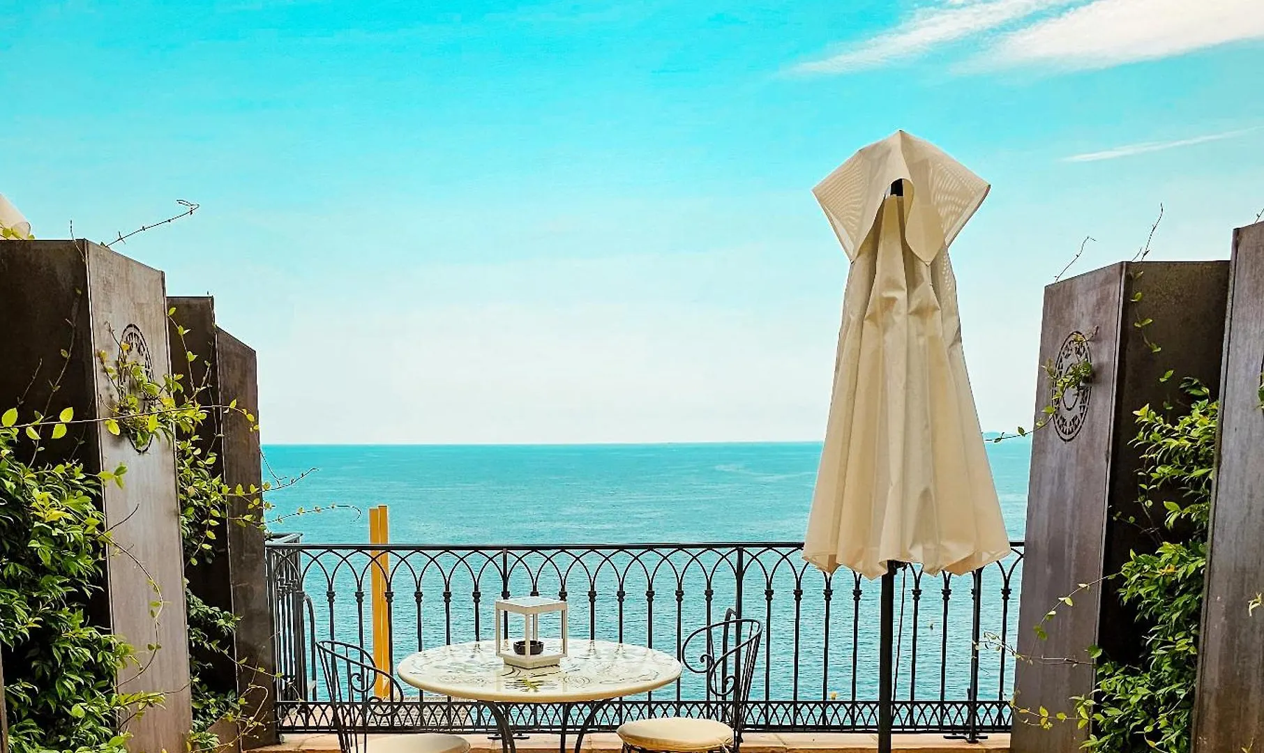 Hotel La Perouse Nice Baie Des Anges 4*,